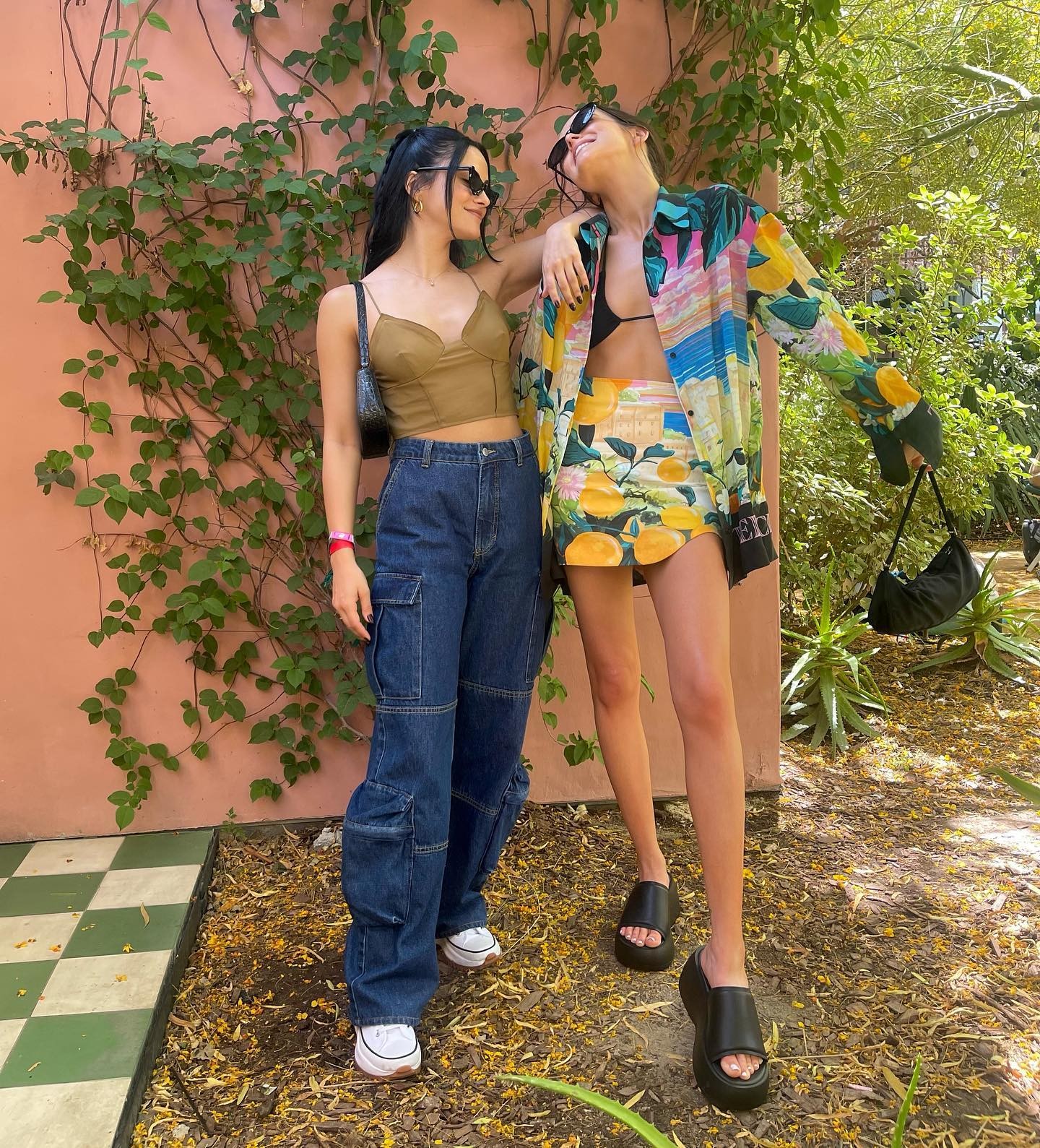 Camila Mendes, estrela de 'Riverdale', apostou na simplicidade e conforto com cropped e calça jeans no primeiro dia de festival (Foto: Reprodução / Instagram)