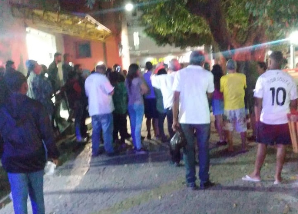 Movimentação na porta da delegacia de Paraíba do Sul na noite de sábado — Foto: Reprodução/Redes sociais