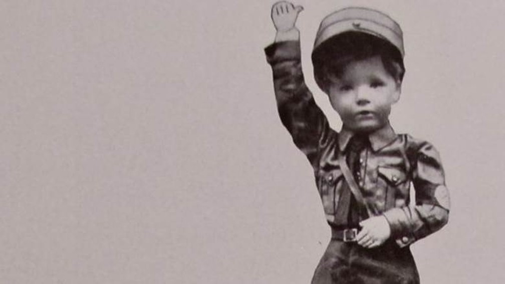 'Kaethe-Kruse-Puppe', um boneco soldado da famosa empresa de produÃ§Ã£o de bonecos realistas e de preÃ§os bem elevados â Foto: Arquivo pessoal/via BBC