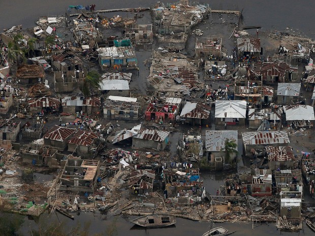 Destruição causada pelo furacão Matthew no Haiti (Foto: Carlos Garcia Rawlins/Reuters)