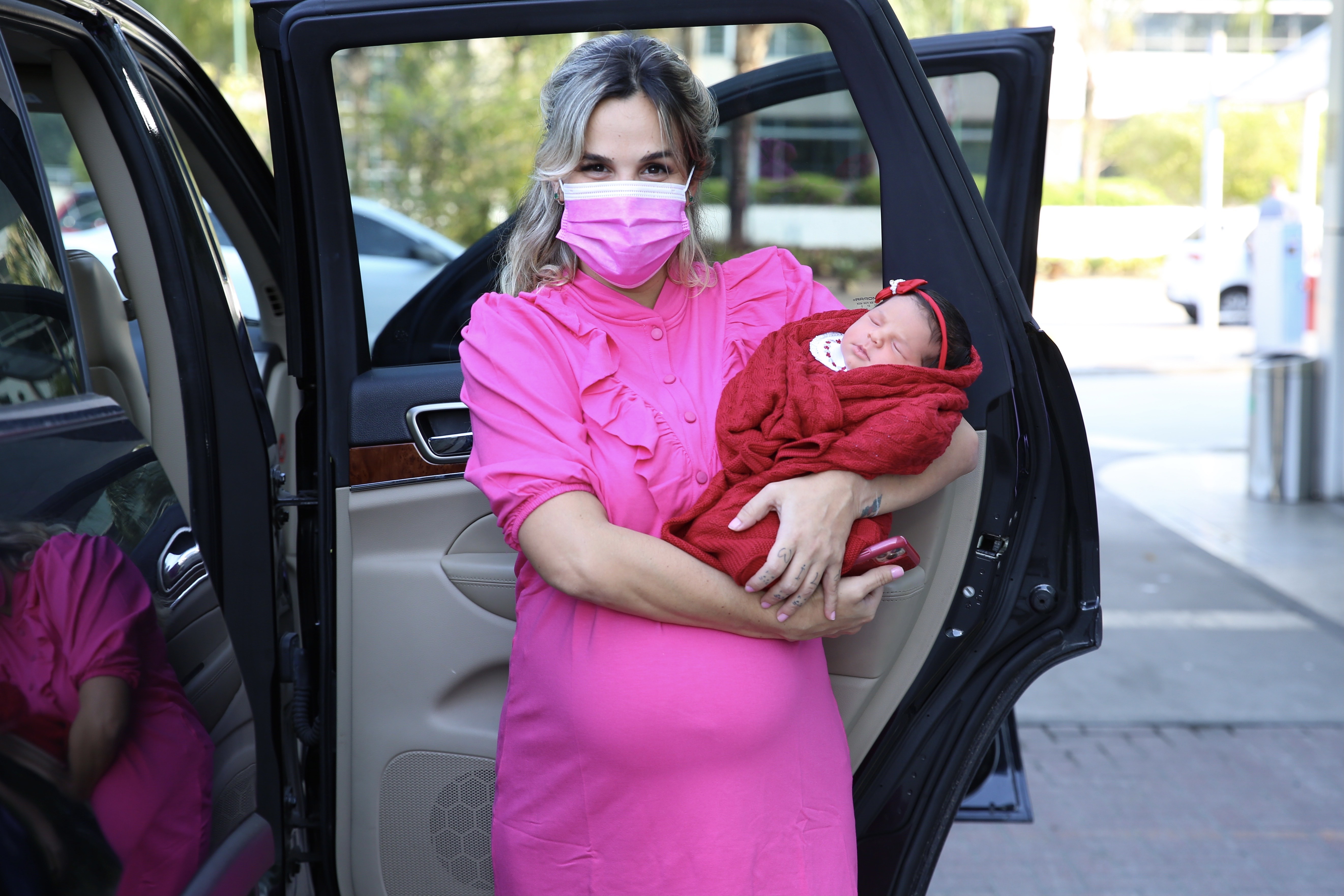 Robertha Portella deixa maternidade com a filha, Sofia (Foto: Roberto Filho/Brazil News)