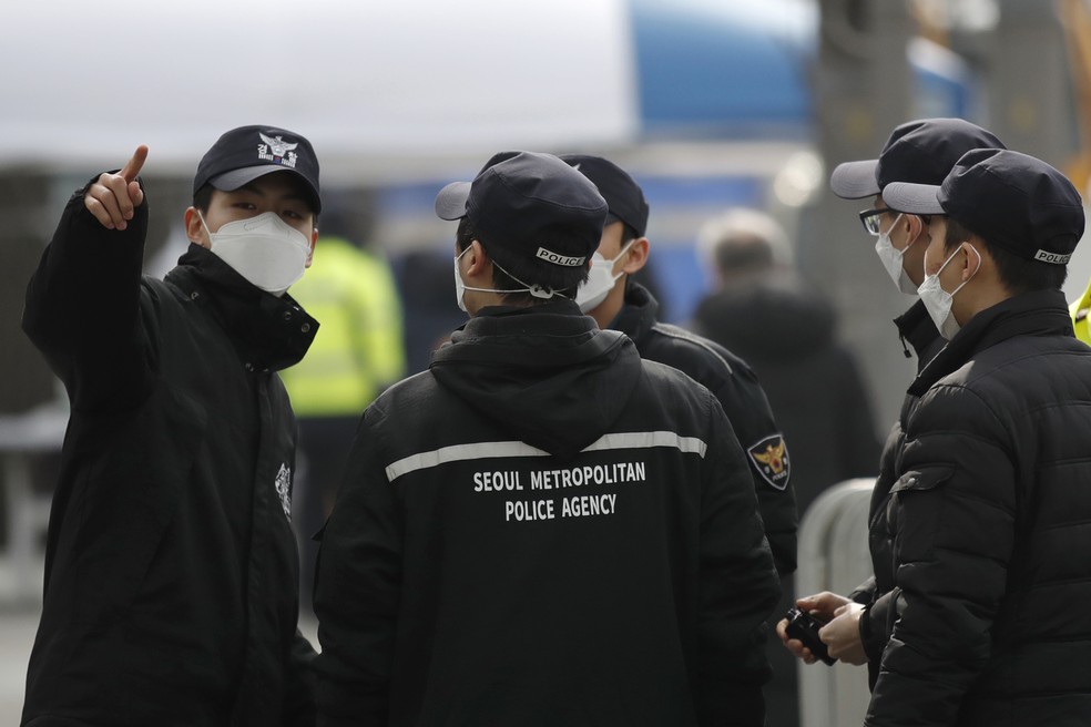 Policias usam máscaras de proteção em Seul, capital da Coreia do Sul, neste sábado — Foto: AP Photo/Lee Jin-man