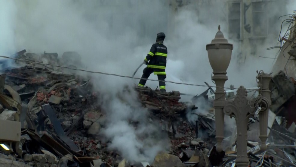 Bombeiros trabalham na busca por vítimas (Foto: Reprodução/ TV Globo)