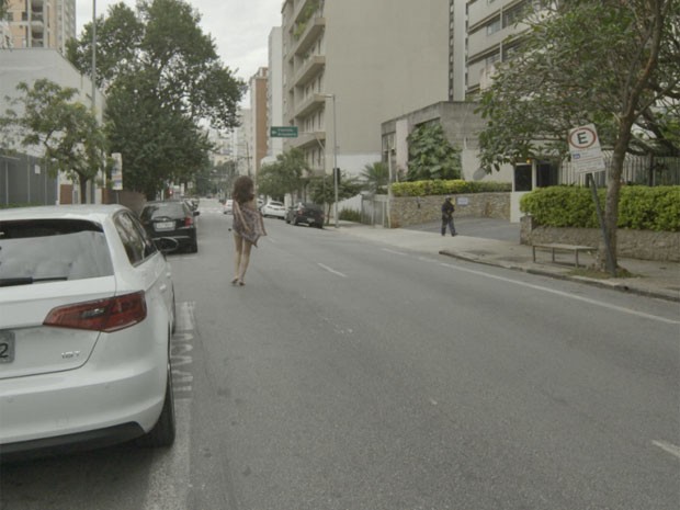 Maria teve que percorrer grande parte da rua sem roupa alguma (Foto: TV Globo)