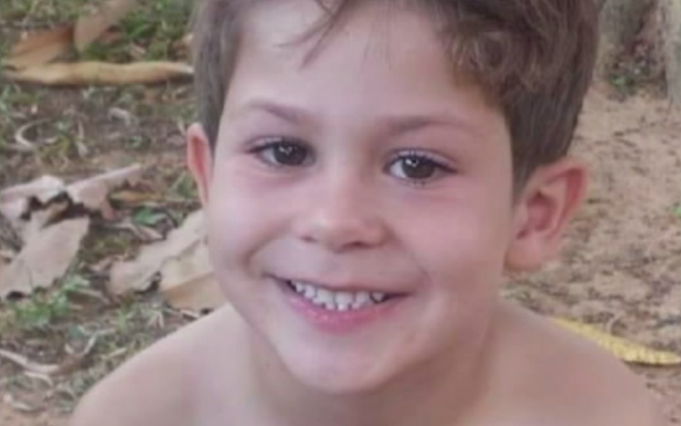 Rafael Rodrigues de Oliveira, de 8 anos, que teve corda de balanço enrolada em pescoço — Foto: Reprodução/TV Anhanguera