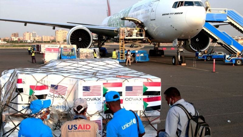 Um carregamento de vacinas da Covax chegou ao Sudão no início de outubro (Foto: AFP via BBC News Brasil)