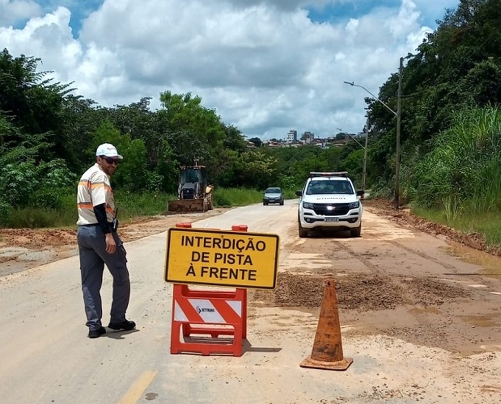 Interdição parcial da Rua Mar e Terra foi realizada no Candelária  — Foto: Prefeitura de Divinópolis/Divulgação