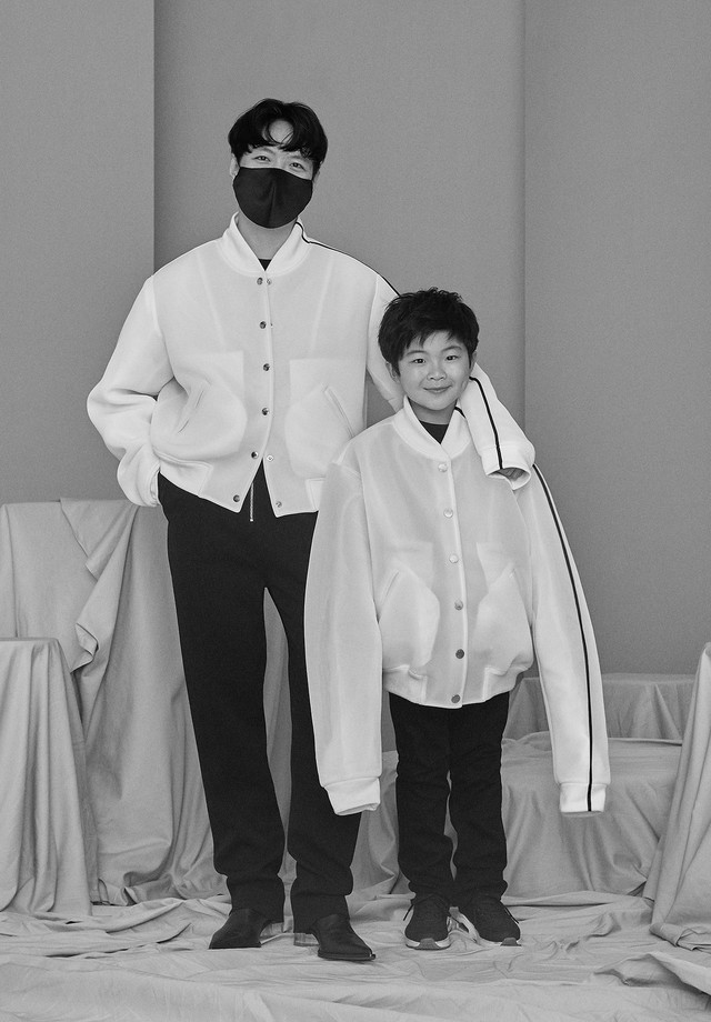 Peter Do e o ator mirim Alan Kim vestindo collab Peter Do x Opening Ceremony (Foto: Divulgação)