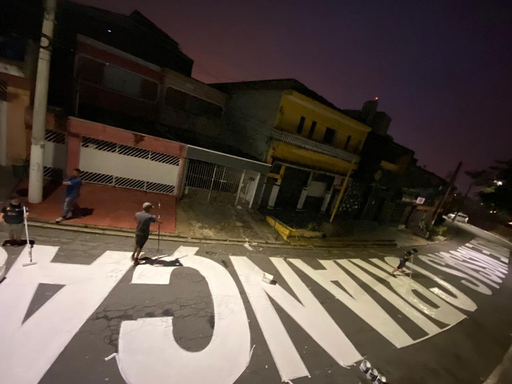 Frases Esta Nascendo Um Novo Lider E Salvem Nossas Criancas Sao Pintadas Em Ruas De Comunidades Da Zona Leste De Sp Sao Paulo G1