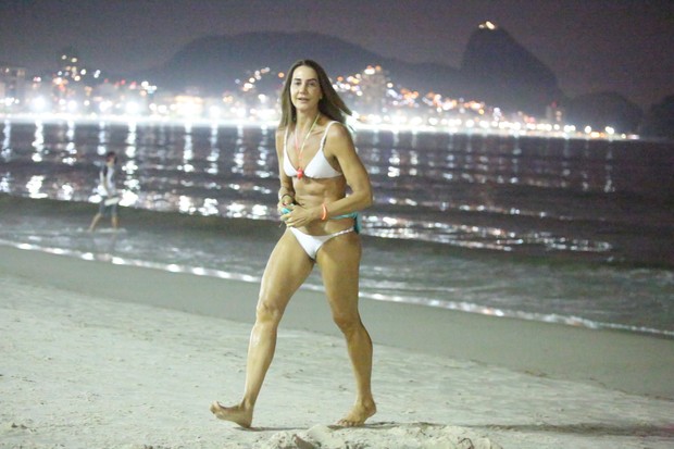 Fernanda Venturini faz stand up paddle noturno em praia do Rio de Janeiro (Foto: Gabriel Rangel/AgNews)