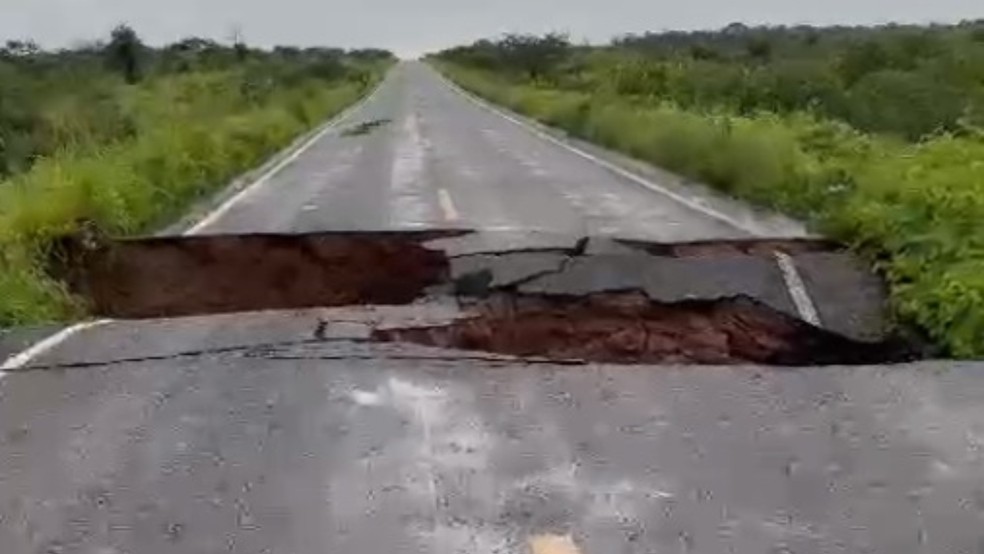 Trecho da CE-240 é bloqueado após correnteza destruir estrada entre Miraíma e Itapipoca, na região Norte do Ceará — Foto: Reprodução