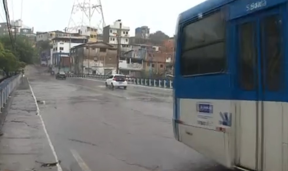 Ponto de alagamento na Avenida Cardeal da Silva, em Salvador — Foto: Reprodução/TV Bahia 