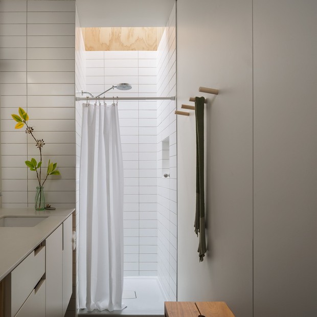 Décor do dia: banheiro pequeno tem claraboia, teto alto e paredes claras para dar maior sensação de espaço (Foto: Andrew Pogue / Divulgação)