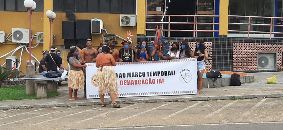 Indígenas fazem protesto na frente de praça de Ji-Paraná (RO), às 9h04, neste sábado, 19 — Foto: Gedeon Miranda/Rede Amazônica