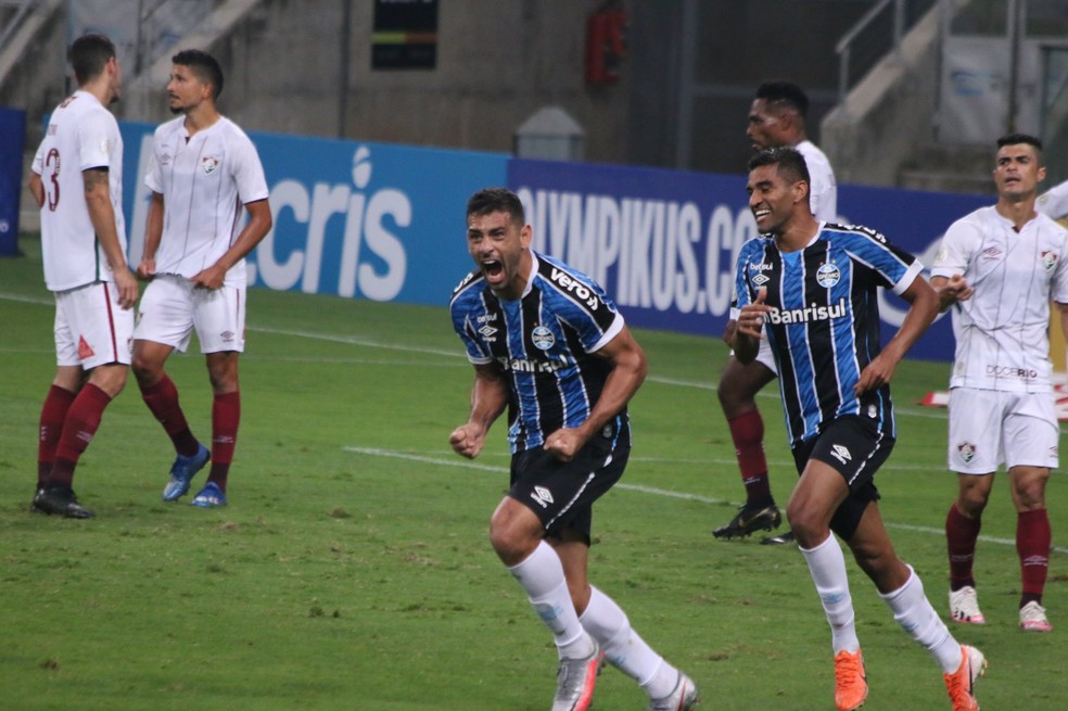 Diego Souza comemora gol pelo Grêmio diante do Fluminense, clube que o revelou, no Brasileirão 2020 — Foto: Eduardo Moura