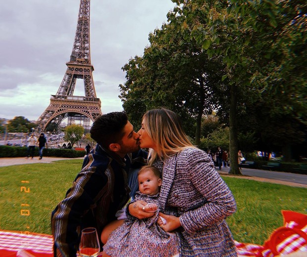 Zé Felipe e Virginia Fonseca com a filha, Maria Alice, em Paris (Foto: Reprodução/Instagram)