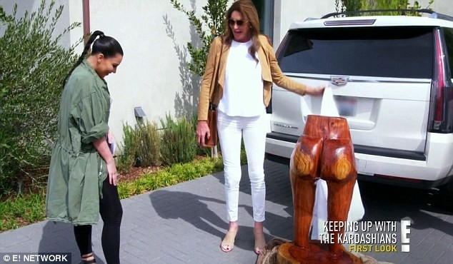A reação de Kim ao ver a escultura à sua imagem (Foto: Reprodução/YouTube)