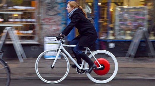 Roda transforma qualquer bicicleta em uma bike elétrica (Foto: divulgação)