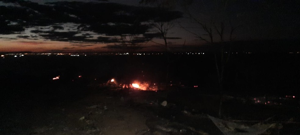 O fogo foi deflagrado em uma mata próxima ao lixão — Foto: Reprodução/Associação de Catadores de Materiais Recicláveis de Iguatu