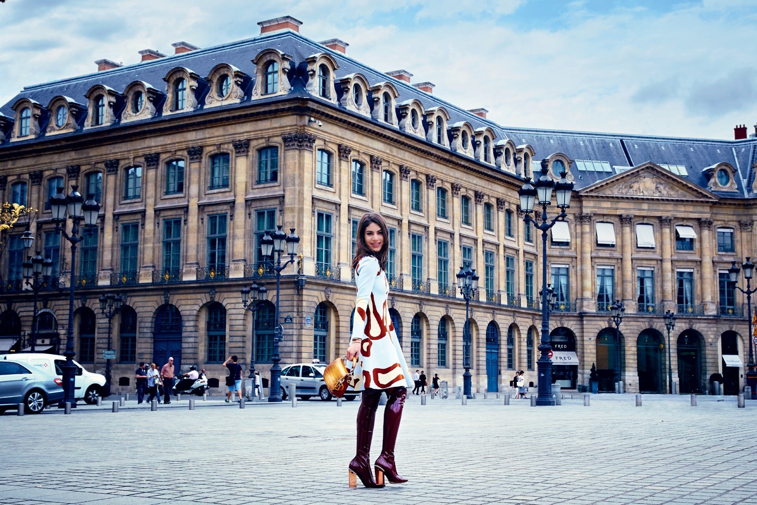 Na Place Vendôme, a mineira usa vestido, bolsa e botas, tudo Dior (Styling Peju Famojure) (Foto: Fotos Alexia Silvagni)