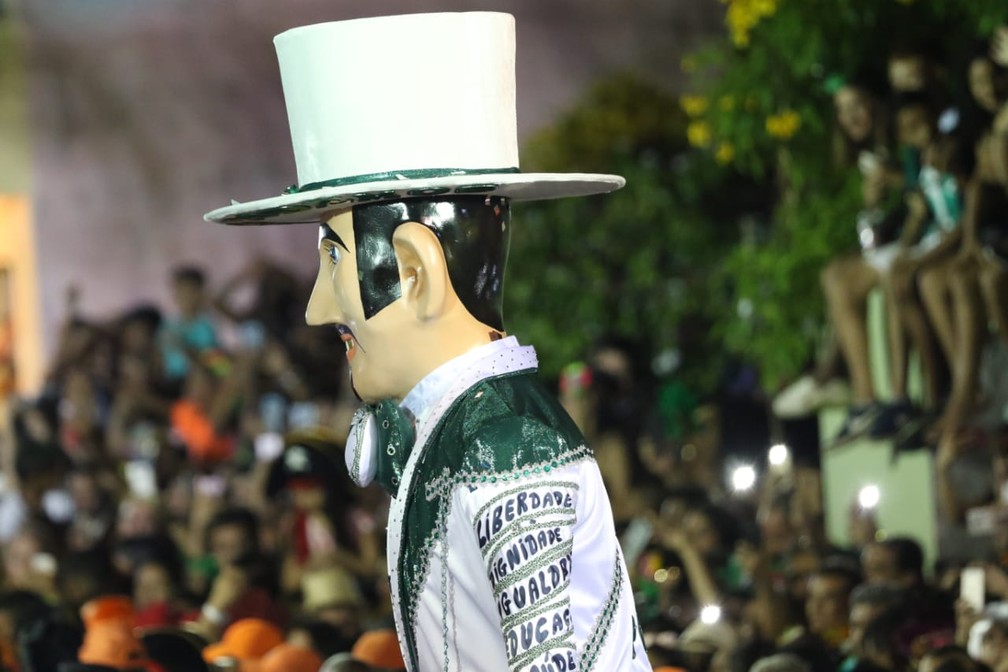 Pedidos das comunidades do Grande Recife foram bordados na manga do fraque do Homem da Meia-Noite, em Olinda â€” Foto: Aldo Carneiro/Pernambuco Press