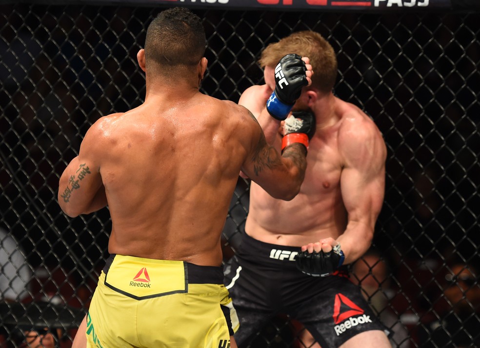 Gilbert Durinho aplica o upper de direita que nocauteou Dan Moret no UFC Glendale (Foto: Getty Images)