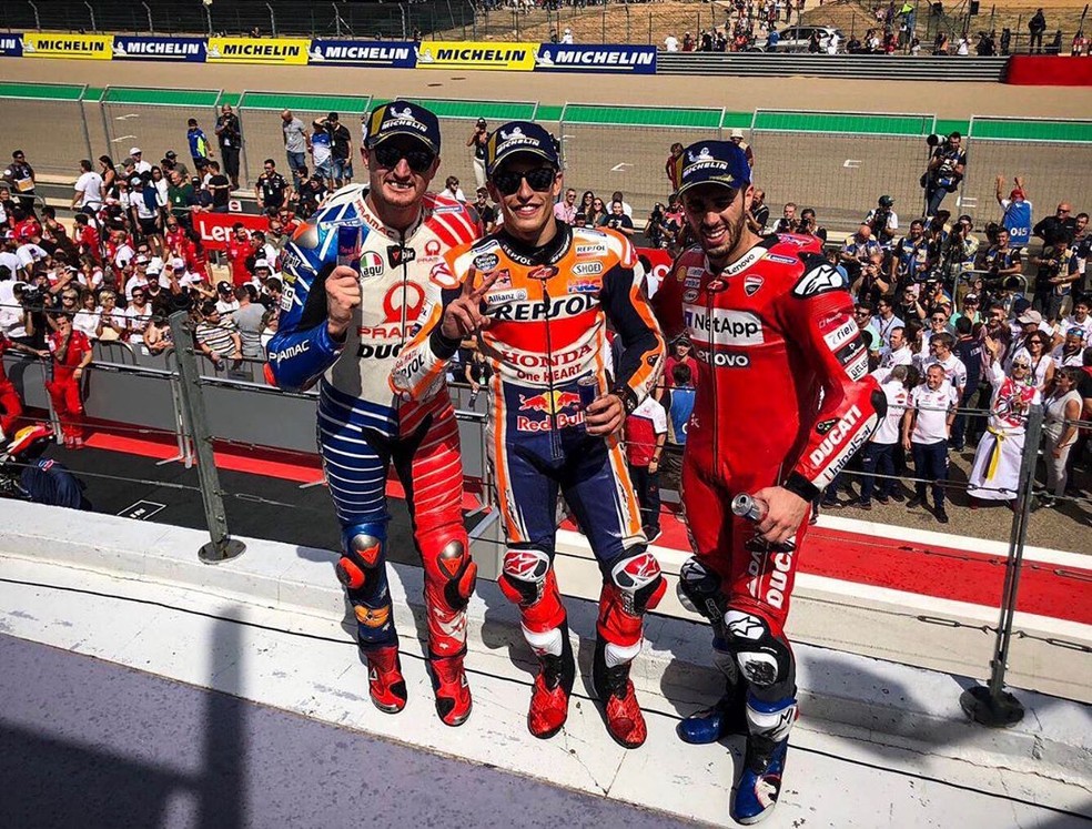 Marc Márquez, com a mão no título da temporada 2019, entre Andrea Dovizioso e Jack Miller, que formaram o pódio de Aragão com o piloto espanhol — Foto: Reprodução / Instagram 