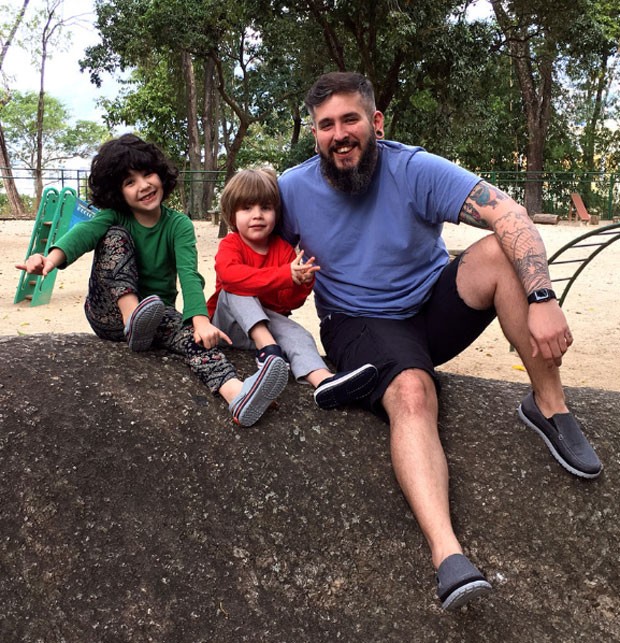 Thiago Queiroz e os filhos Dante e Gael (Foto: Reprodução / Instagram)