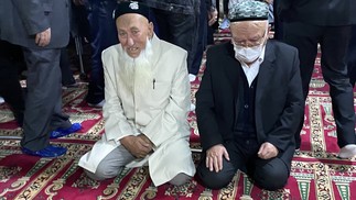 Fiéis na mesquita de Yanghang, em Urumqi, no último dia do Ramadã. China passou a rebater com cada vez mais empenho a acusação de crimes contra a Humanidade em XinjiangAgência O Globo