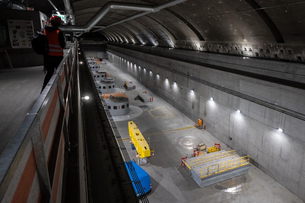 Salão de turbinas subterrâneas na usina elétrica de armazenamento bombeado de Nant de Drance, oeste da Suíça — Foto: Fabrice COFFRINI / AFP