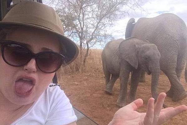 A atriz Rebel Wilson em registro de sua viagem ao continente africano (Foto: Instagram)
