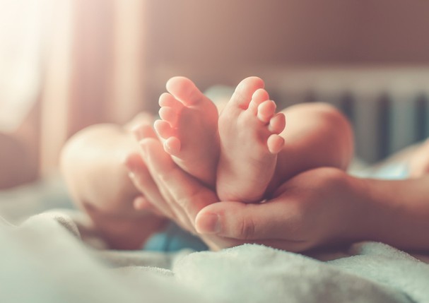 Feet of new born Baby in Hands of parents (Foto: Getty Images/iStockphoto)