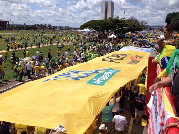 Manifestantes carregam faixa durante caminhada em direção ao Congresso Nacional. (Foto: Henrique Arcoverde / G1)