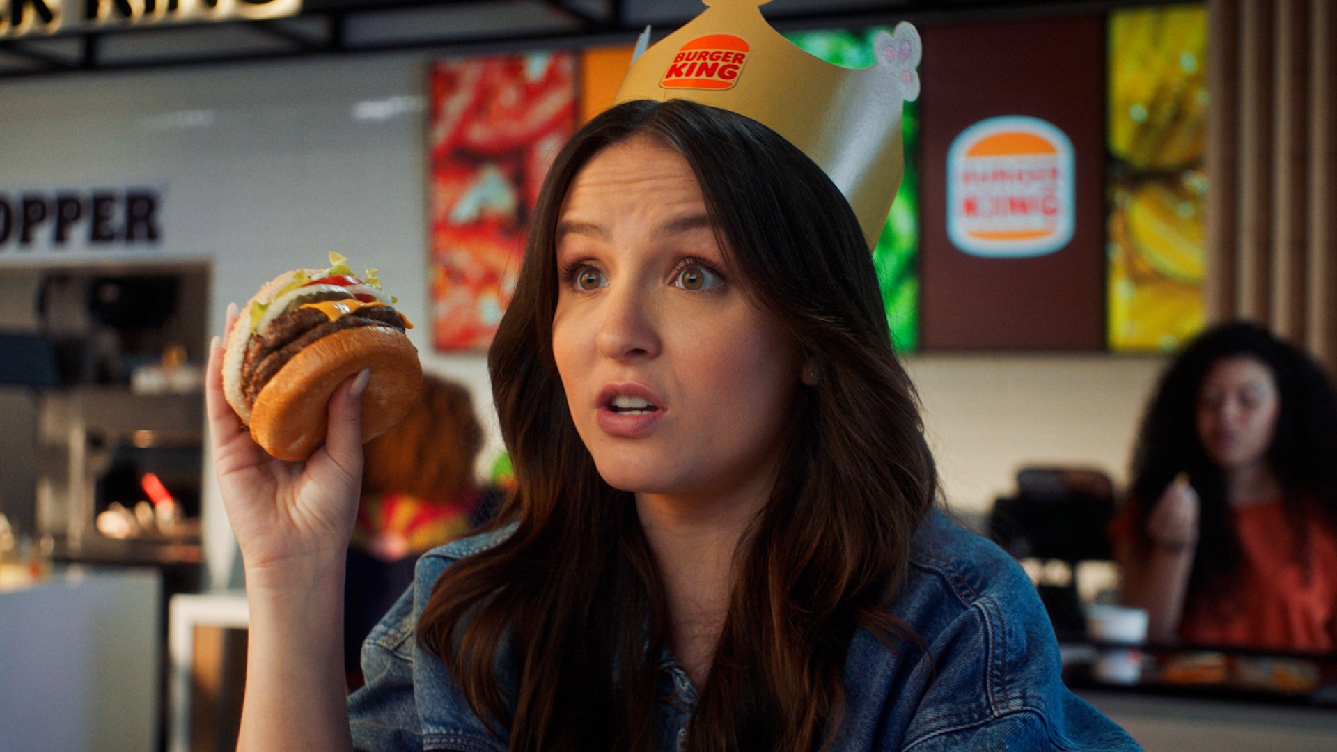 Larissa Manoela surge em campanha do Burger King e faz piada sobre disputa por dinheiro