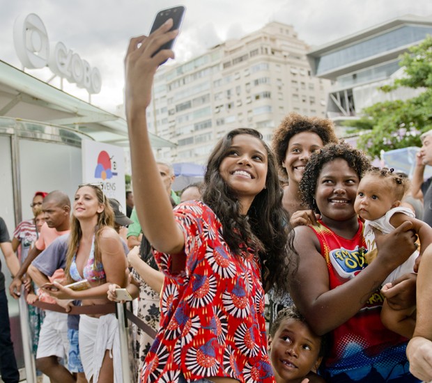 Aline Dias faz selfies com o público (Foto: Mariana Ares)