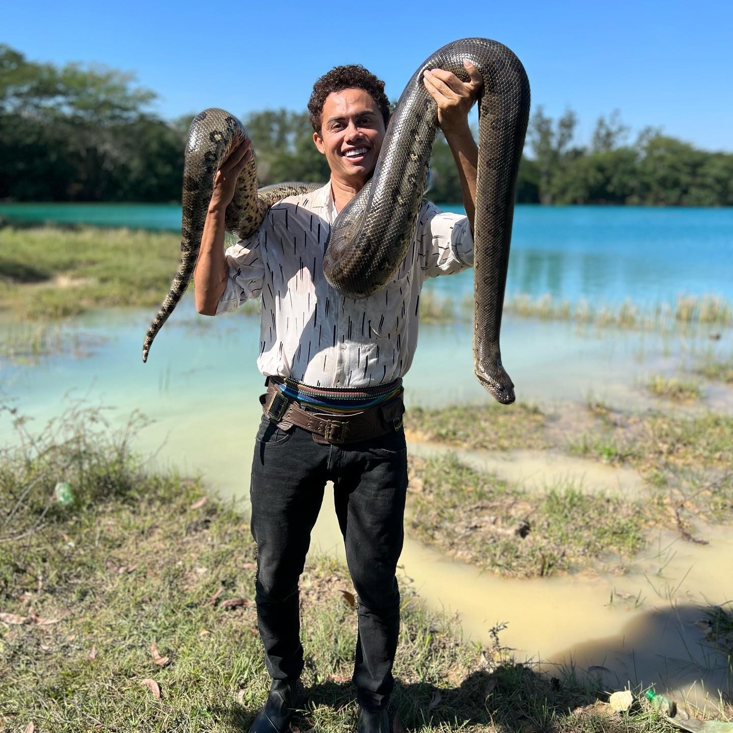 Silvero Pereira posa com cobra no Pantanal e fala sobre volta de seu personagem na novela das 9 (Foto: Reprodução/Instagram)