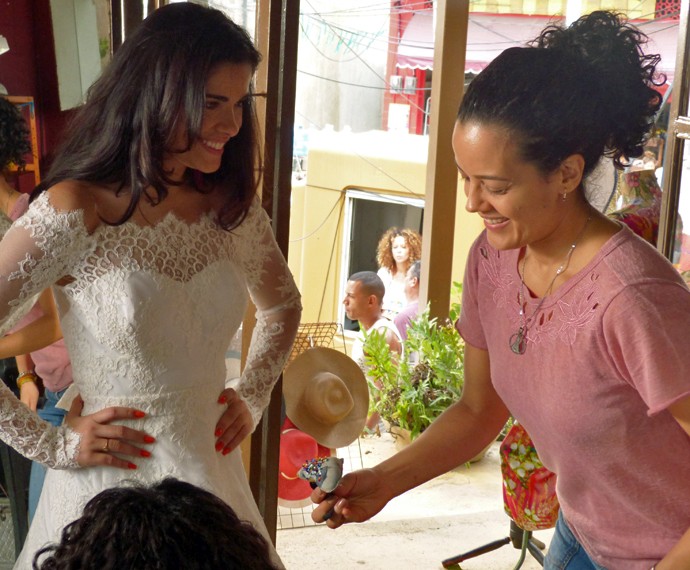 Domingas ajuda Indira a fazer os últimos ajustes no vestido de noiva de Tóia (Foto: Bruna Magalhães/ Gshow)