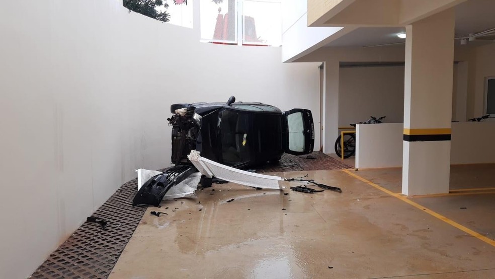 Motorista perdeu o controle do carro, que caiu em um estacionamento — Foto: Polícia Militar/ Divulgação