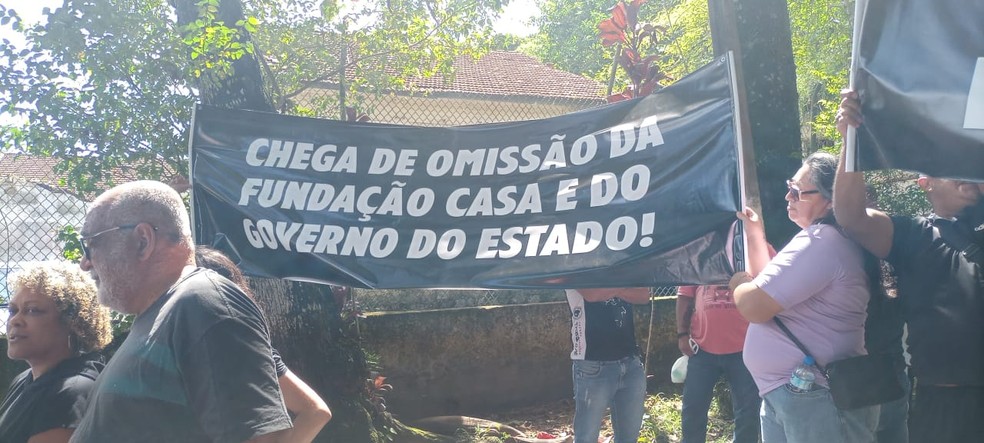 Servidores protestam por segurança após morte de funcionário da Fundação Casa em Guarujá, no litoral de SP, nesta quarta-feira (14). — Foto: Israel Leal