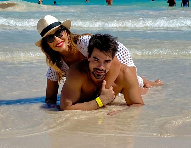 Renata Dominguez e noivo estão em Cancún, onde celebram noivado (Foto: Arquivo pessoal)