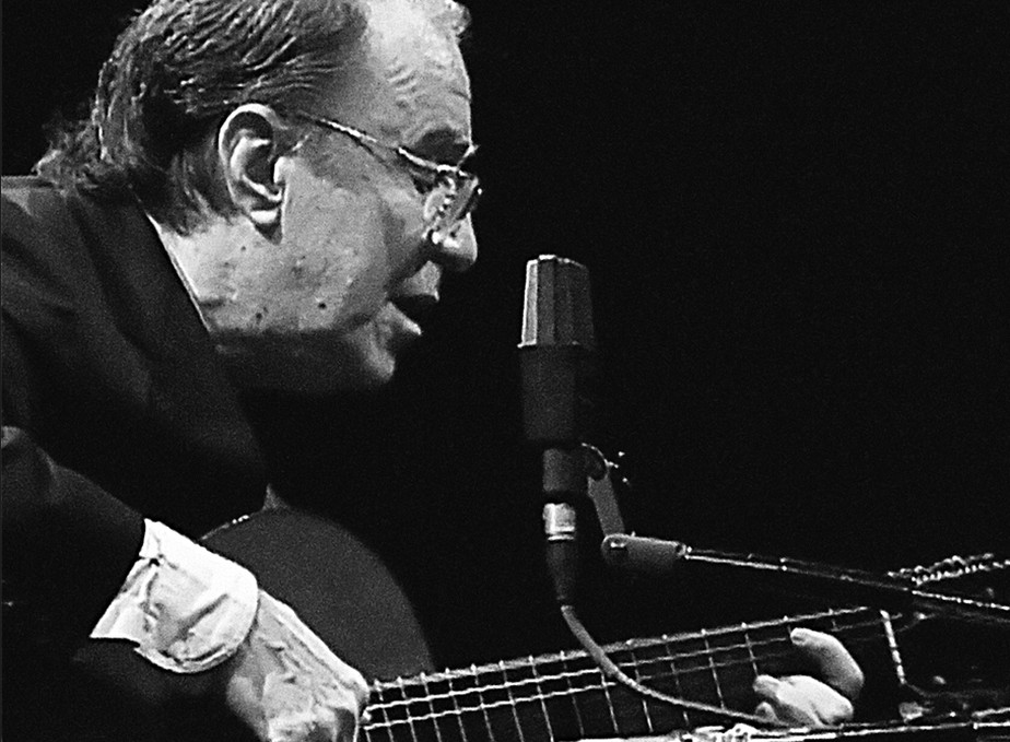 O cantor e violonista João Gilberto, em show realizado em 1998 no Sesc Vila Mariana que chega hoje à plataforma Sesc Digital e dia 26 aos demais streamings