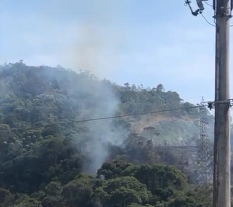 Queimada atinge vegetação em área de difícil acesso em Teresópolis, no