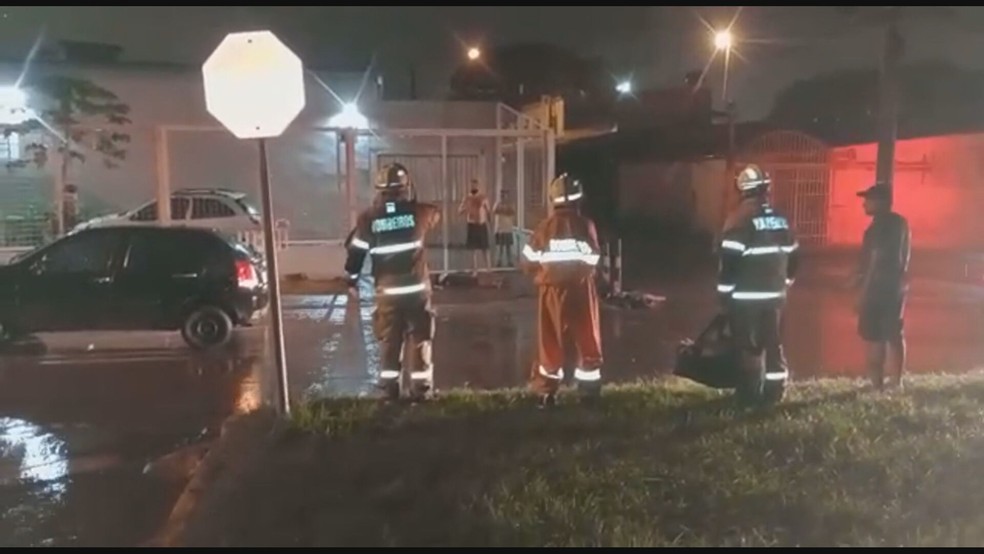 Morador tenta socorrer adolescente atingido por fio de alta tensão, no DF — Foto: TV Globo/Reprodução