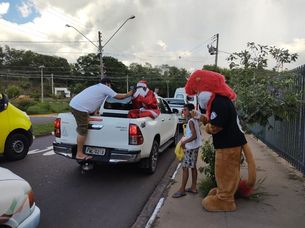 Distribuição dos brinquedos foi feita em comemoração ao Natal — Foto: Stephanie Fonseca/g1