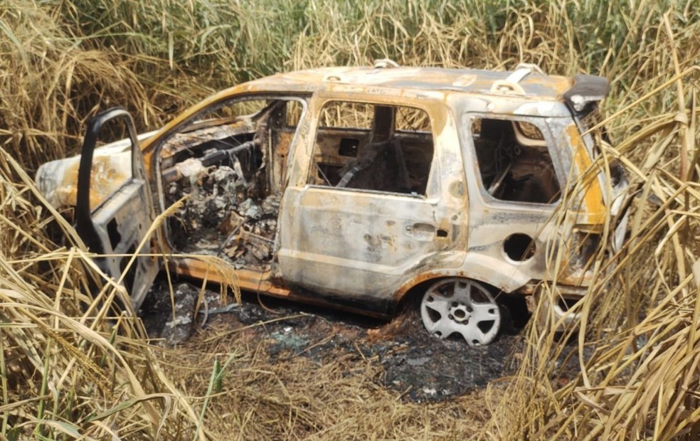 Corpos são encontrados carbonizados dentro de carro em Araçatuba — Foto: Charles Caleb/Araçatuba Facts