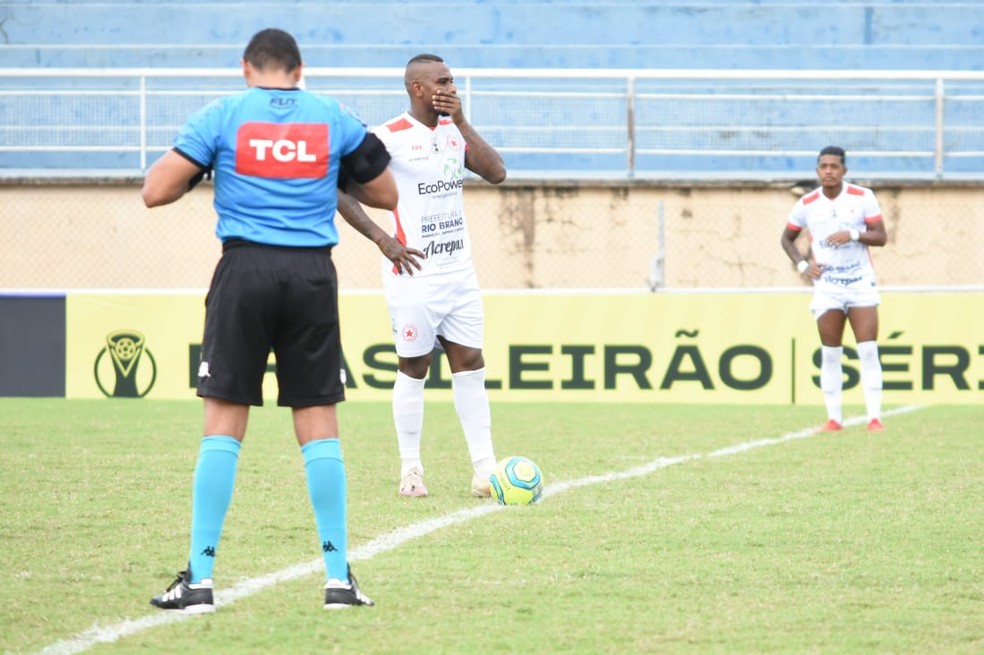 Wilker, atacante do Rio Branco-AC, põe mão na boca em protesto contra Lei Geral do Esporte — Foto: Arquivo pessoal/Manoel Façanha