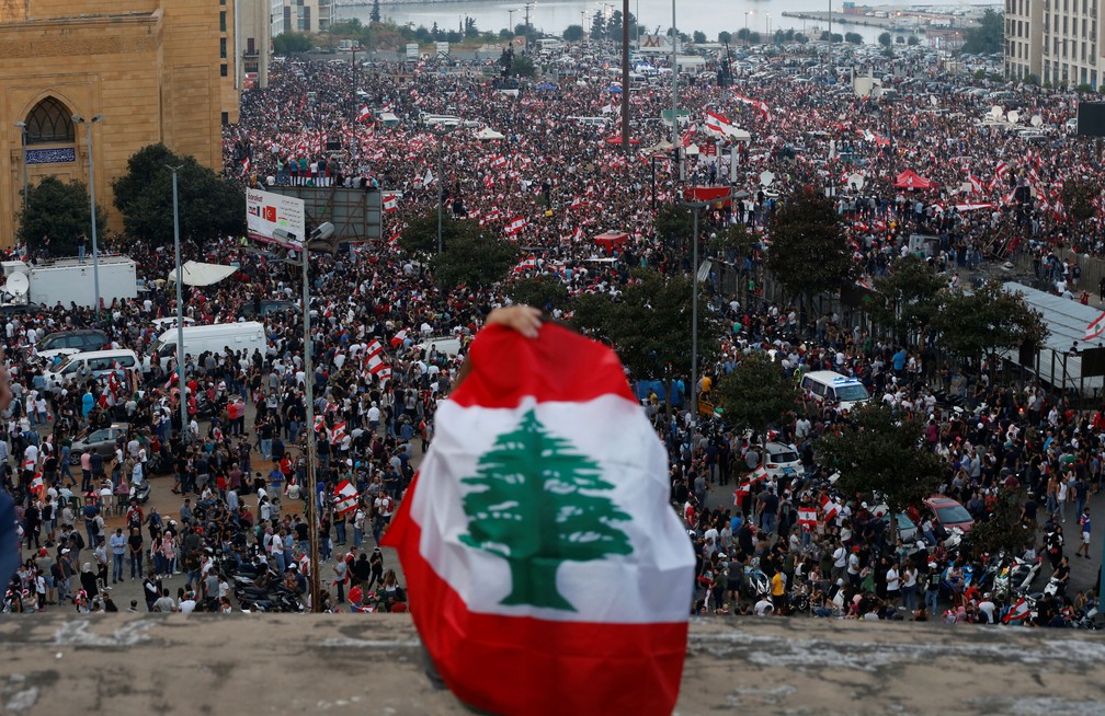 Panorâmica de manifestação em Beirute no dia 20 de outubro de 2019 — Foto: Mohamed Azakir/Reuters