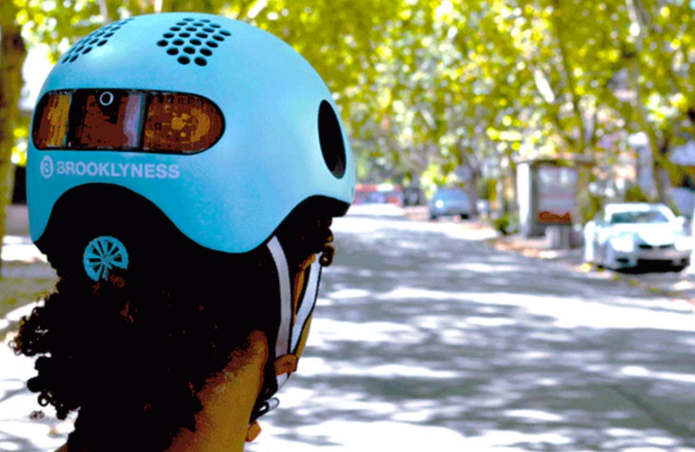 Sensores no capacete ajudam a indicar direção (Foto: Divulgação/Brookliness Inc)