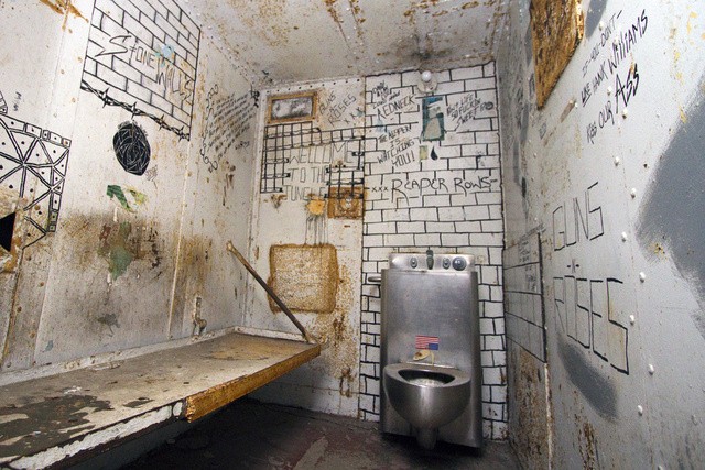 Interior de uma cela na antiga cadeia de Moundsville (Foto: Reprodução)