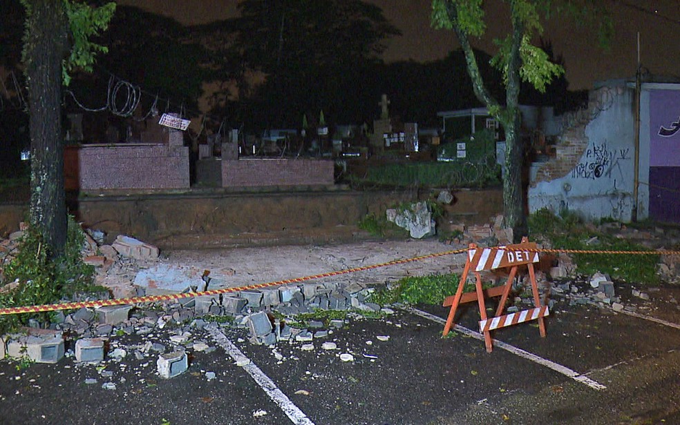Muro de cemitério cai em Santo André durante temporal na noite desta segunda-feira (25) — Foto: Reprodução/TV Globo